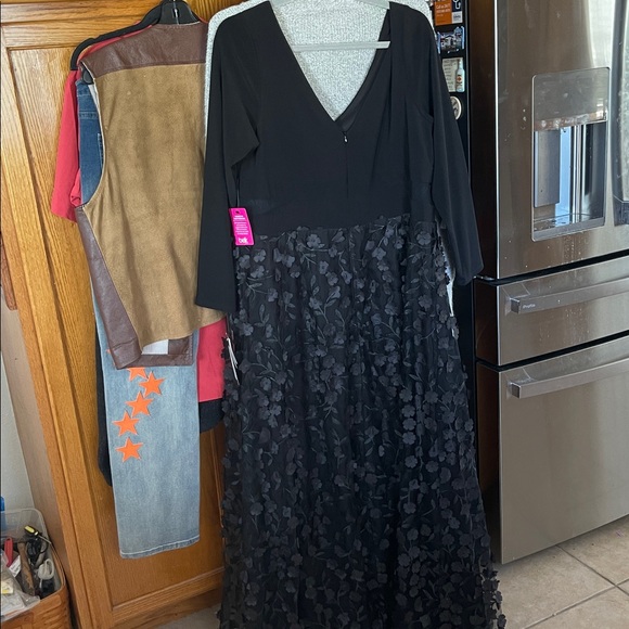 Xscape Women’s Black Long Sleeve 3D Floral Gown Dress Plus Size 16W - Picture 8 of 10